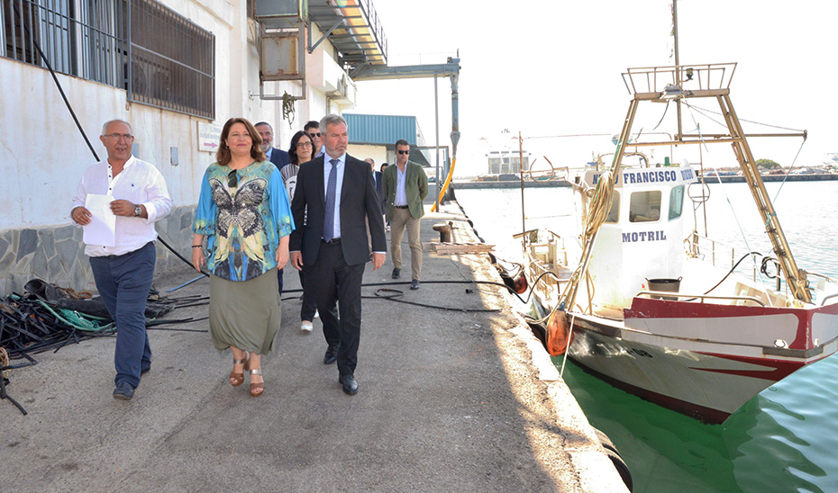 La consejera Carmen Crespo durante una visita al puerto granadino de Motril.
